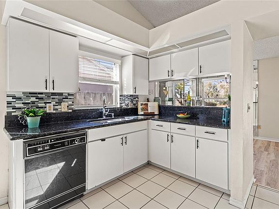 3rd image of 603 Sand Ridge Dr