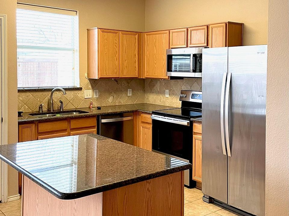 Upgraded kitchen, refrigerator included!