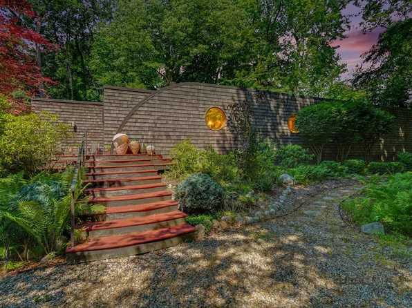 3820 Hiawatha Dr, Michiana Shores, IN 46360