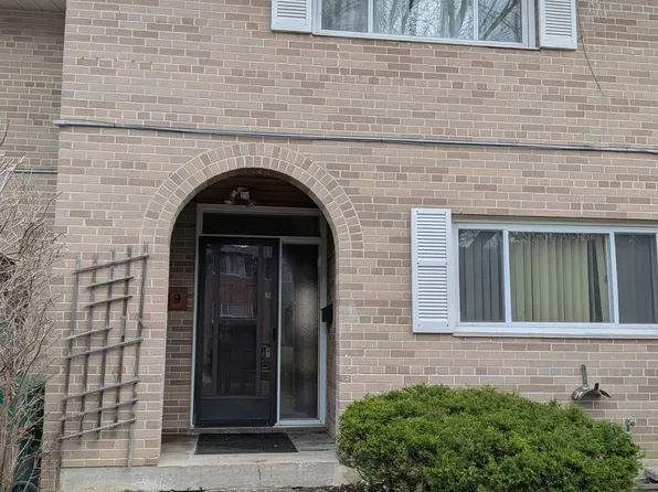 14 London Green Ct E #89, Toronto, ON M3N 1K2