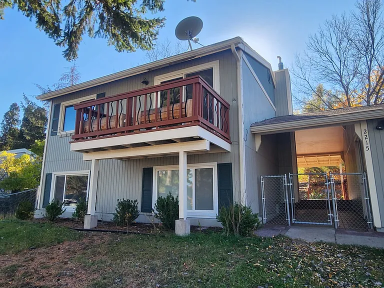 2215 E Vista Dr — Photo 4