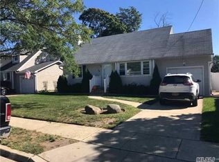 56 Arlyn Dr E, Massapequa, NY 11758
