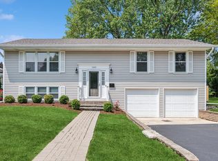 1243 S 10th St, St Charles, IL 60174