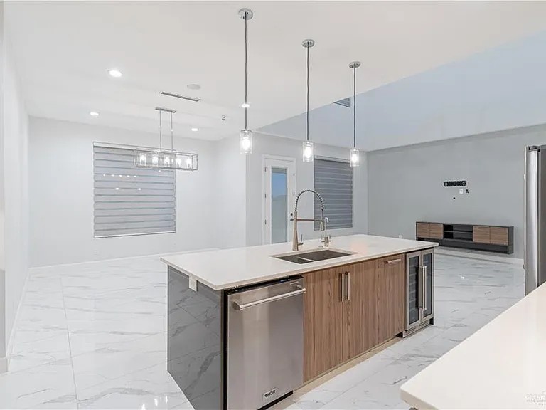 2416 S Thames Dr — Photo 9