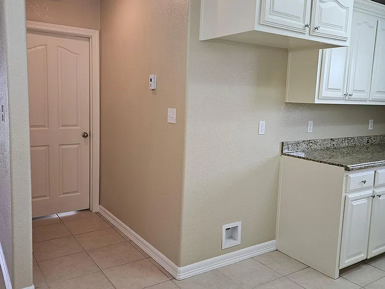 2108 Treasure Oaks Dr — Photo 14