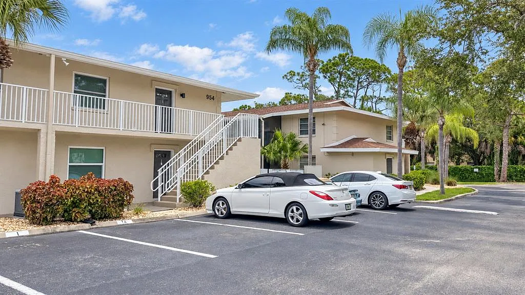 2 bed, 2.0 bath, 920 sqft, $2,500 — Photo 1