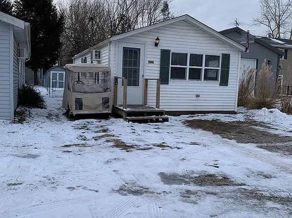 6325 E Lake Ave, Knox, IN 46534