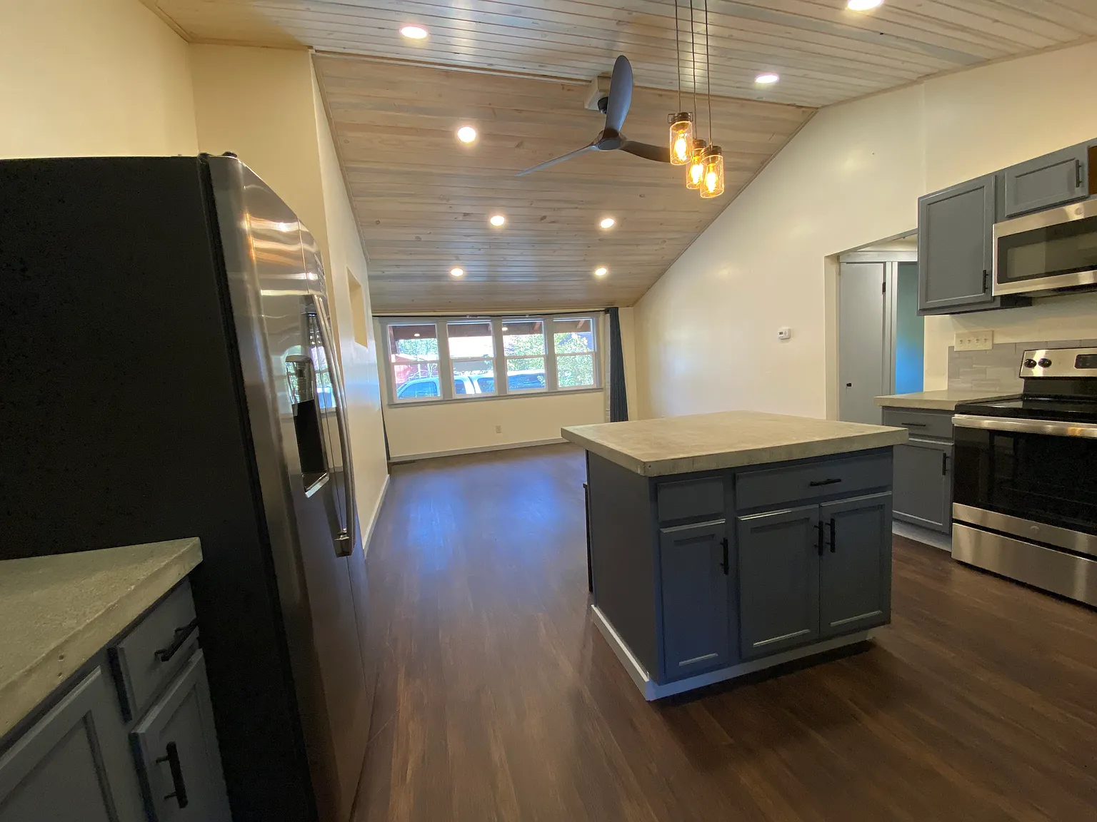 2 bed, 860 sqft, $2,300 — Photo 2