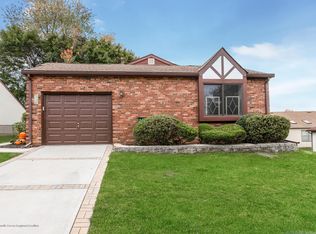 37 Lansdale Dr, Marlboro, NJ 07746