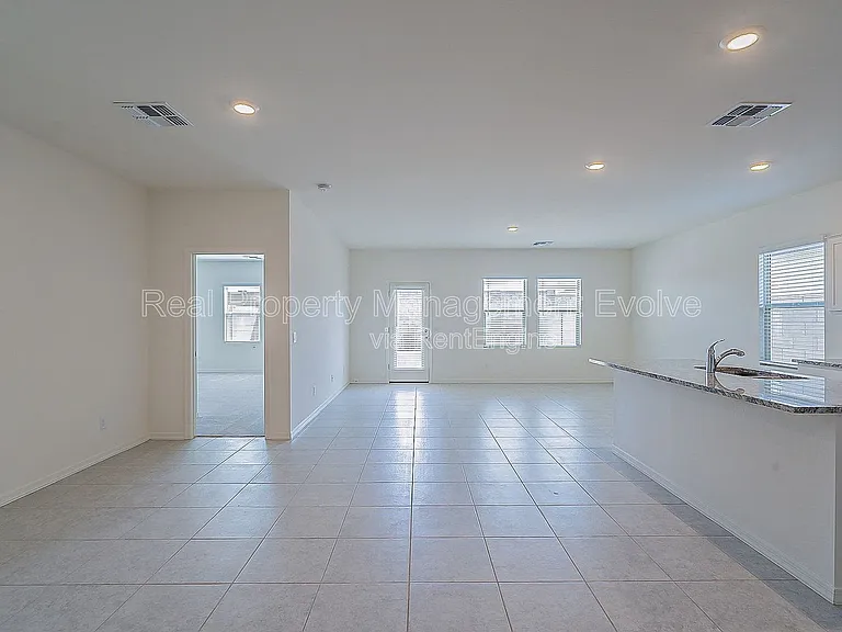 6511 W Magdalena Ln — Photo 4