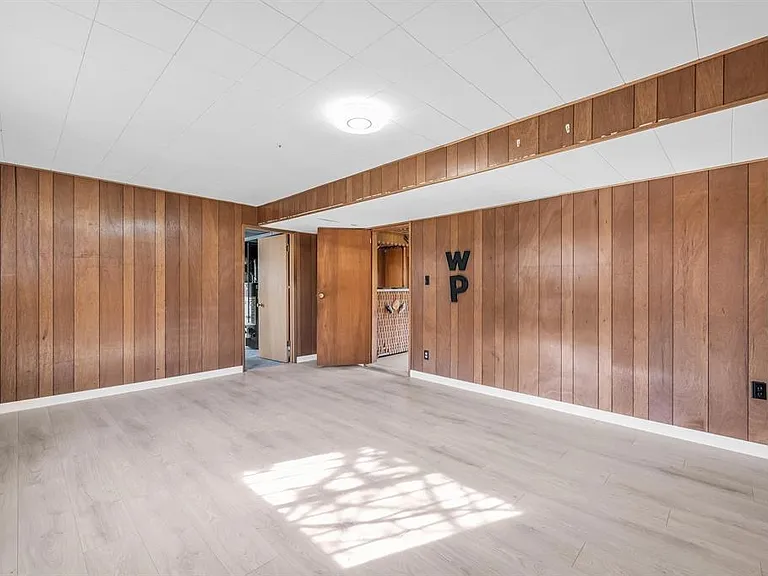 8620 Camden Cres — Photo 12