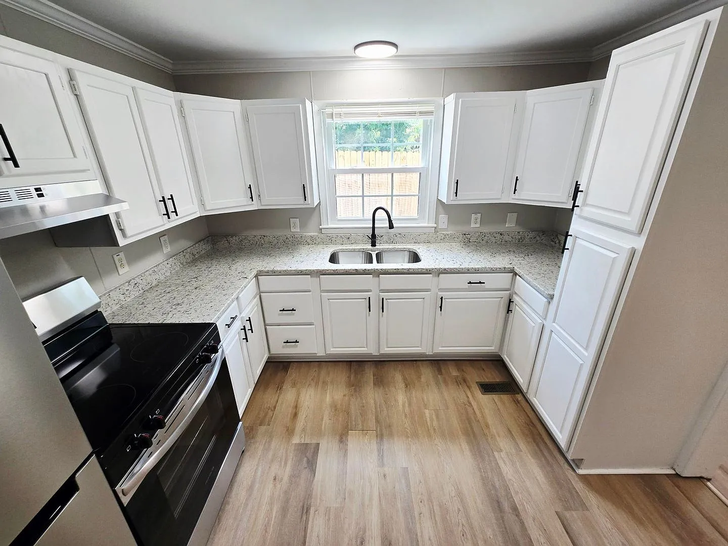Charming 4-Bedroom Home in Burlington — Photo 3