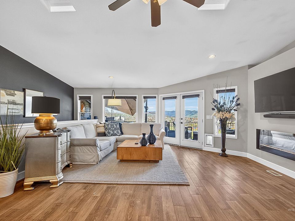 1st image of 526 Valley Vista Blvd