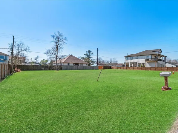 127 Dwire Dr, La Porte, TX 77571