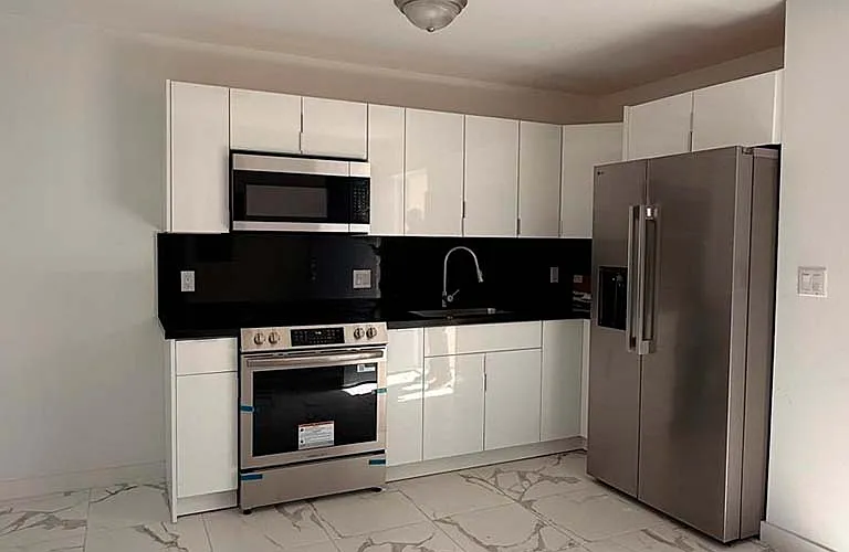 811 E 52nd St #101 — Photo 3