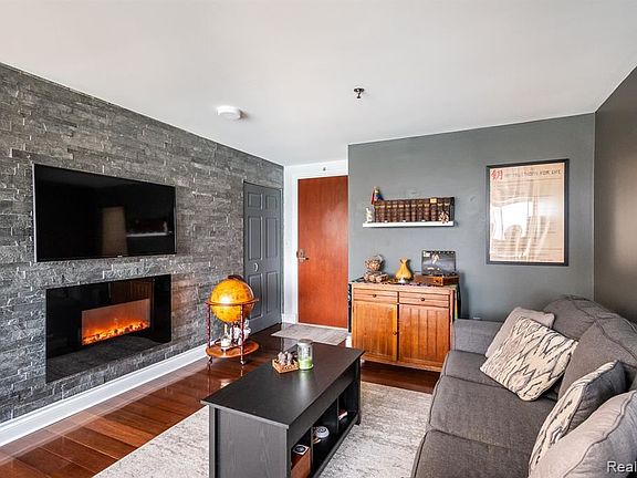 4th image of 1001 W Jefferson Ave #27C