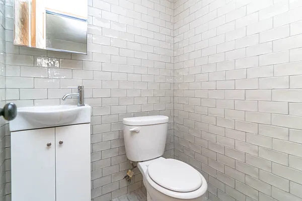 Bathroom, photo 1