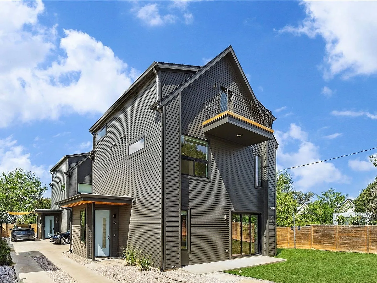 Modern 3BR + Loft in East Austin near ABP / Springdale — Photo 1
