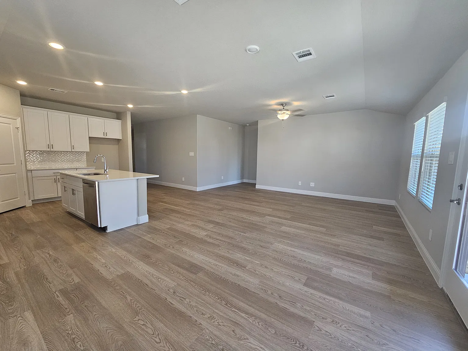 4 bed, 2059 sqft, $2,200 — Photo 3