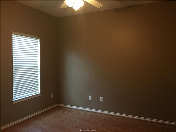 5th image of 213 Navarro Dr