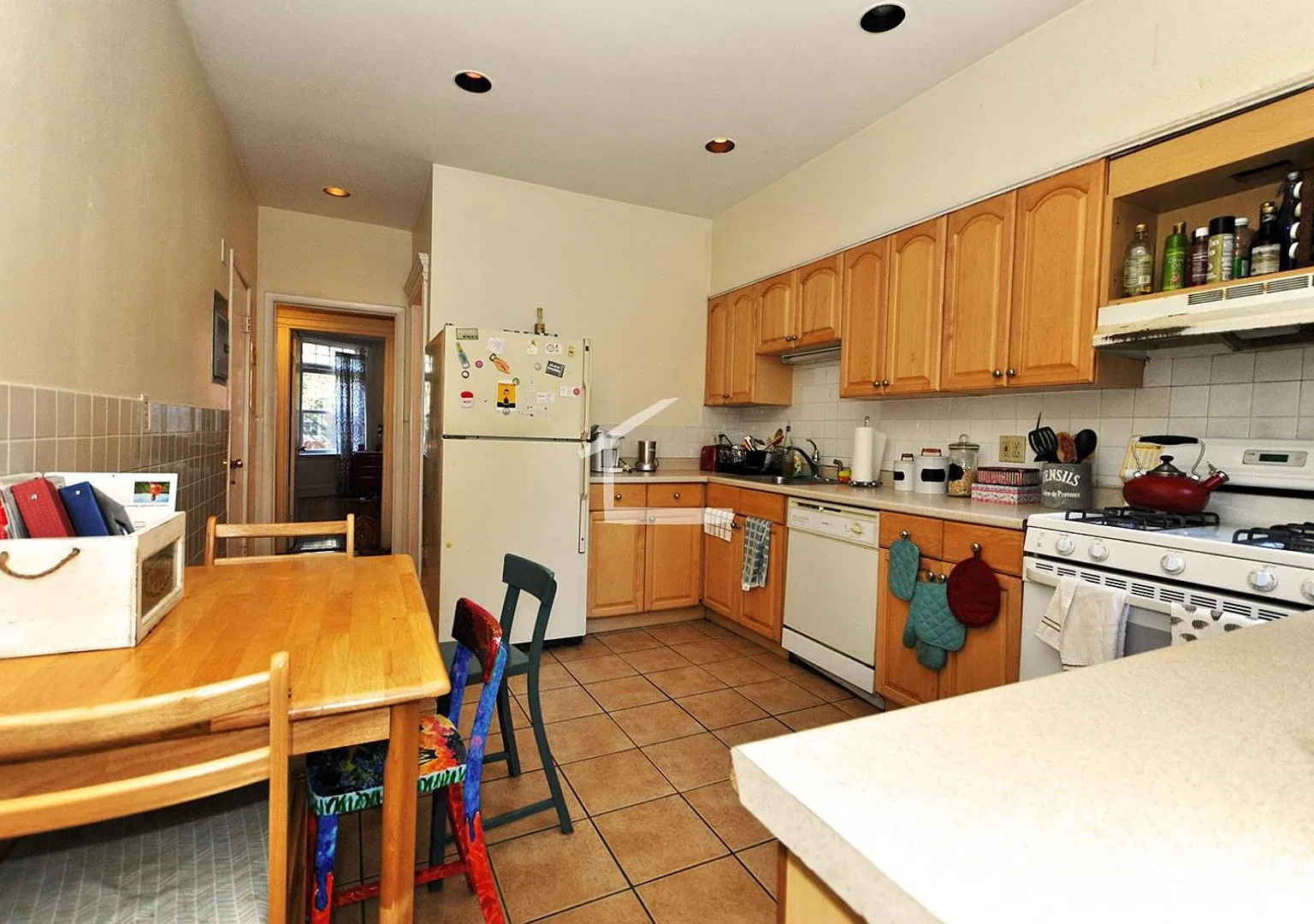 Giant 4 Bed 2 Bath with Parking for Rent — Photo 2