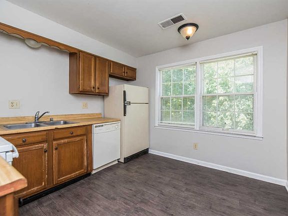 5th image of 3736 Camelot Dr