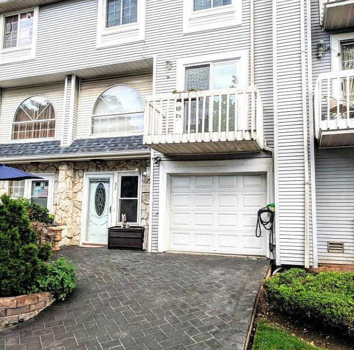 1st image of 37 Country Dr N