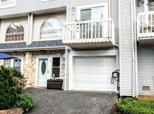 37 Country Dr N, Staten Island, NY 10314