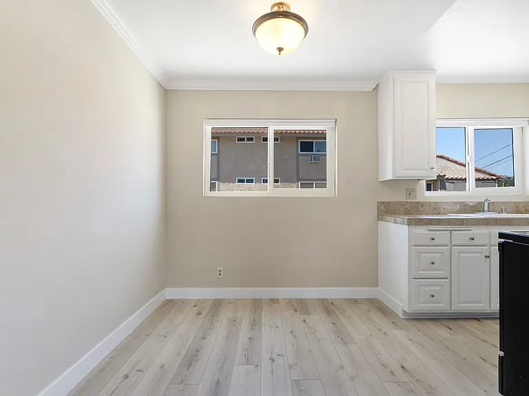 1690 E Hillcrest Dr — Photo 32