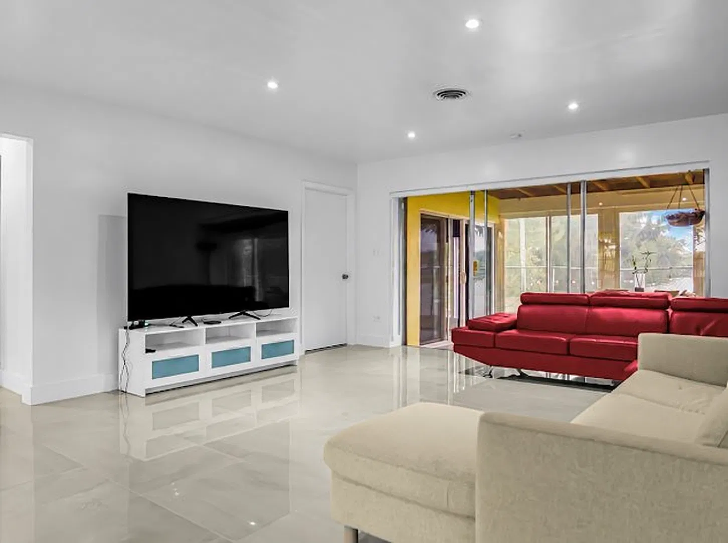 4 bed, 2.0 bath, $7,000 — Photo 2