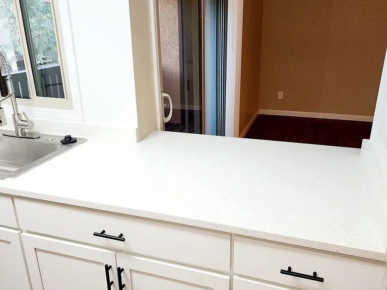 Broadway Proper Apartment ** One Month Free**W/D Included — Photo 11