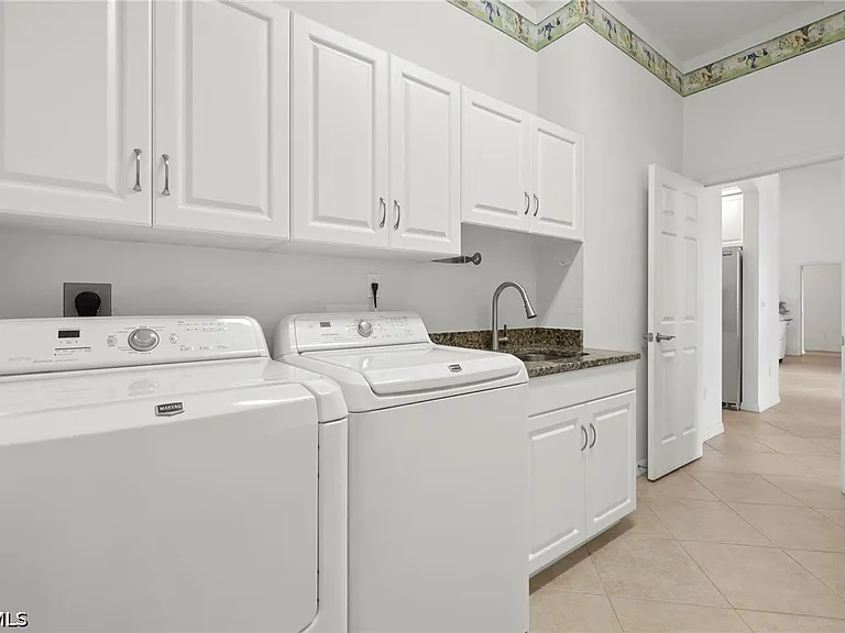 1811 SE 37th Ter — Photo 36