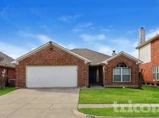 621 Babbling Brook Dr, Saginaw, TX 76179