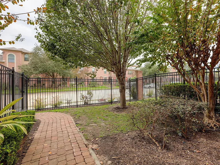 13647 Brookbluff Ln — Photo 46