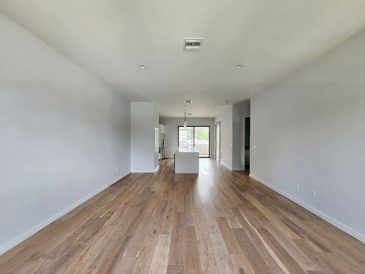 Beautiful 3-Bedroom, 3.5-Bathroom Townhome In Tampa (**Move-In Special/$500 Off 2nd Month**) — Photo 4