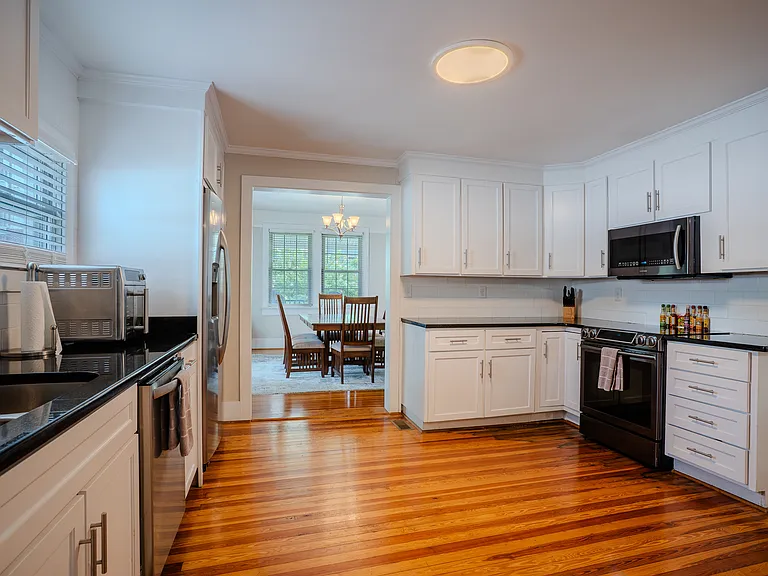 309 Court Ave — Photo 8