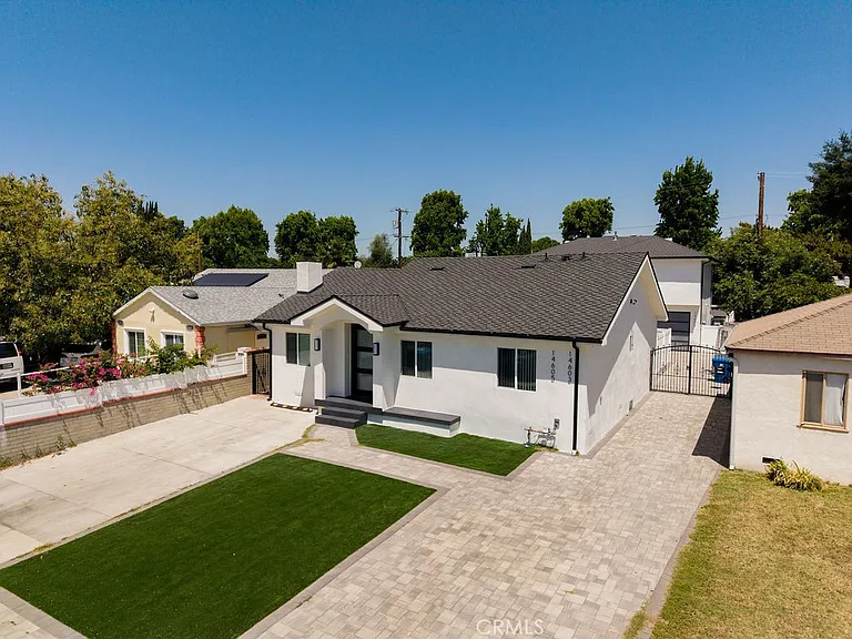 14605 Wyandotte St — Photo 5