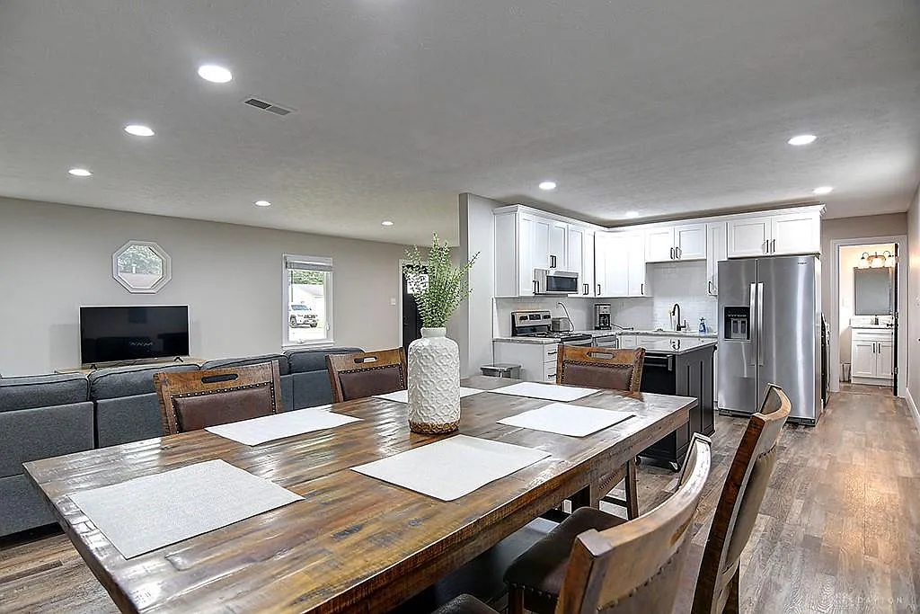 3 bed, 1.0 bath, 1200 sqft, $1,895 — Photo 1