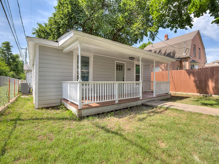 208 E Carson St — Photo 2
