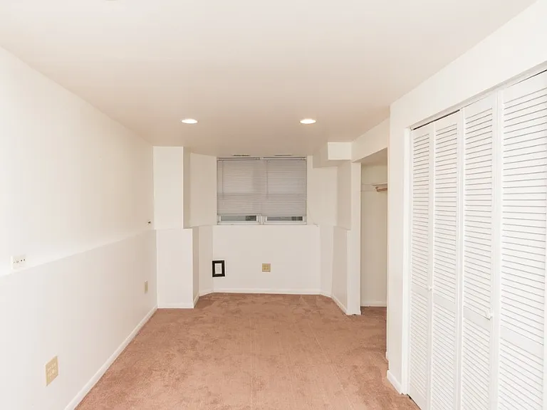 1043 W Grace St #CH — Photo 13