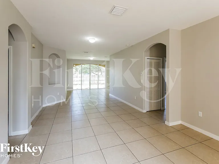 1009 NE 16th Ave — Photo 2