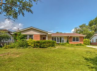 272 Edgeware Rd, Elk Grove Village, IL 60007