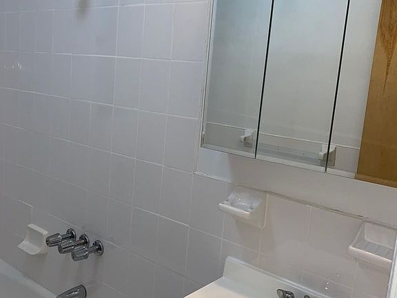 4th image of 100 E 18th St APT 1D