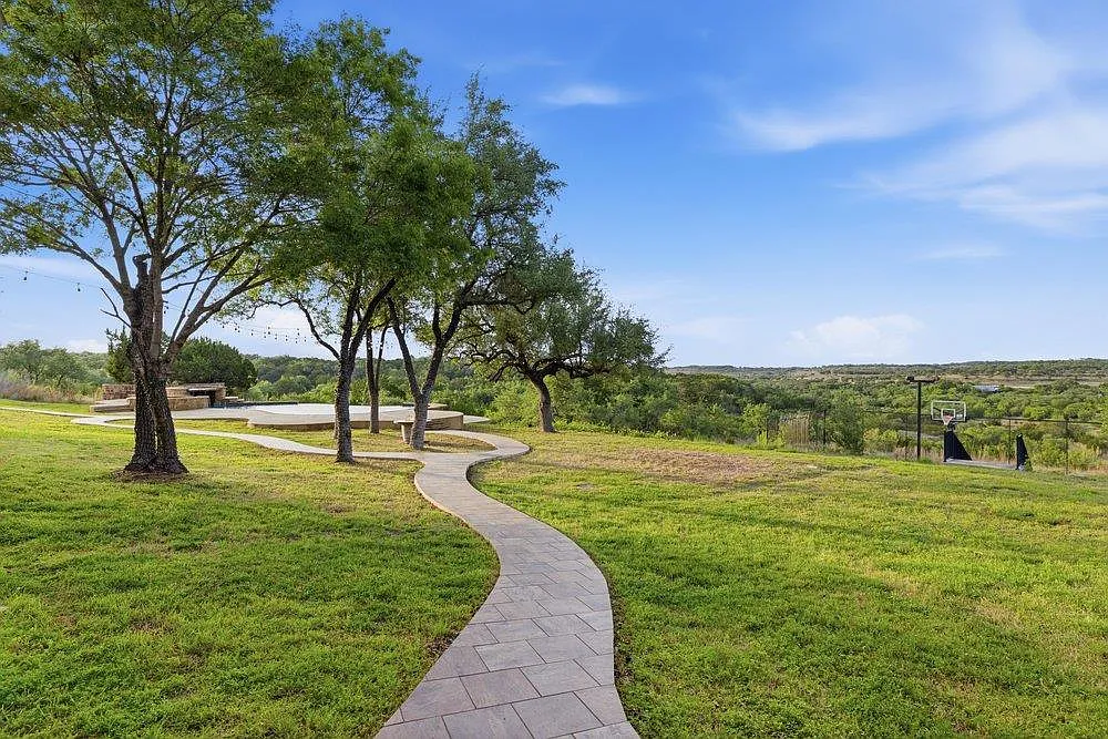 5 bed, 4.5 bath, 5886 sqft, $15,000 — Photo 4