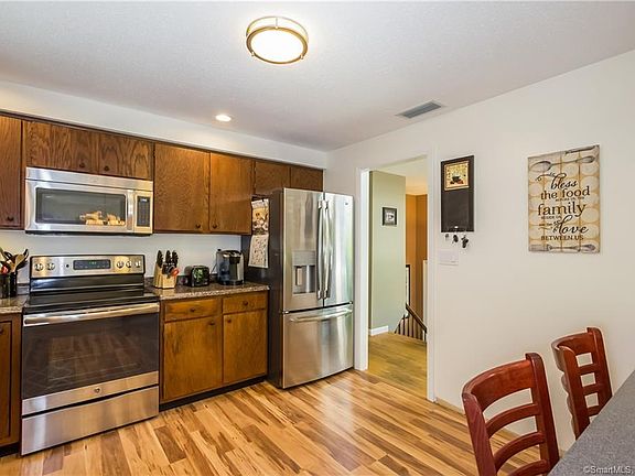 4th image of 24 Diane Dr