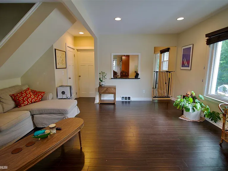 564 Stratford Rd — Photo 10