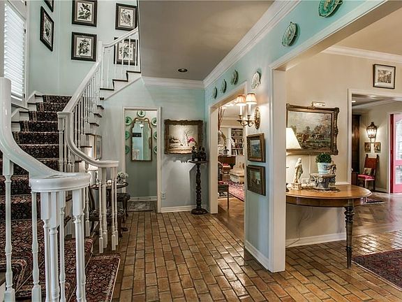 3rd image of 4331 Versailles Ave