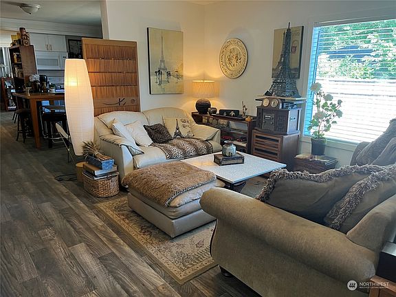 5th image of 704 W Cedar Ave