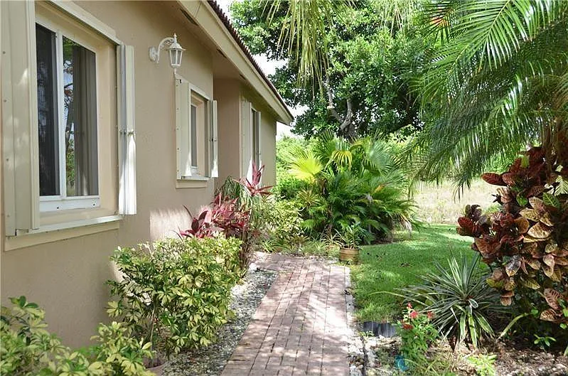 3 bed, 2.0 bath, 1336 sqft, $3,950 — Photo 2