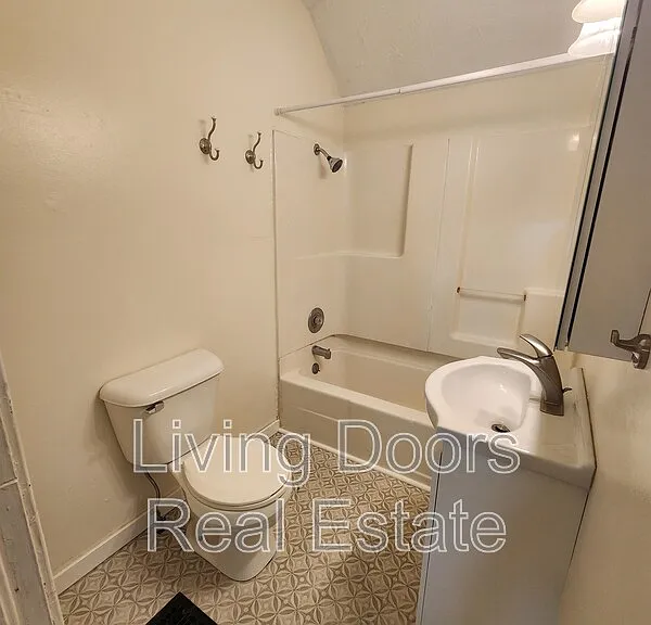836 N 29th St — Photo 22